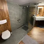 659 * Vinné